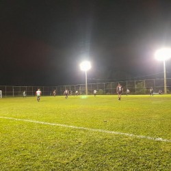 Gramado recuperado e nova iluminação de LED no campo do Chapada em Balsa Nova